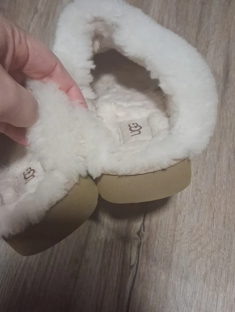 8.5 UGG Shearling Cuff Slip-On Slippers in Beige - Picture 5 of 7